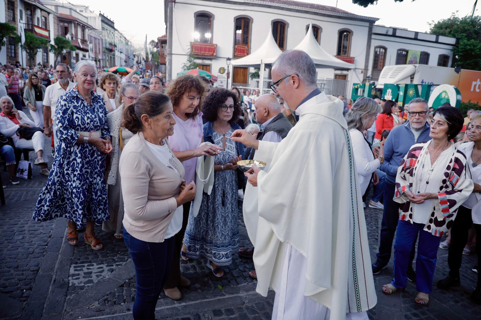 La bajada de la Virgen del Pino de su camarín, en imágenes