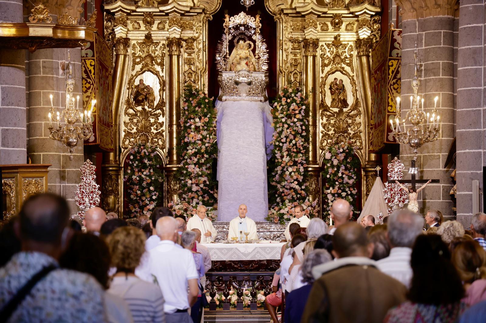 La bajada de la Virgen del Pino de su camarín, en imágenes