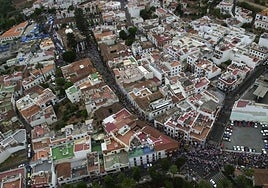 Vista aérea del casco de Teror durante la celebración de una romería-ofrenda del Pino.