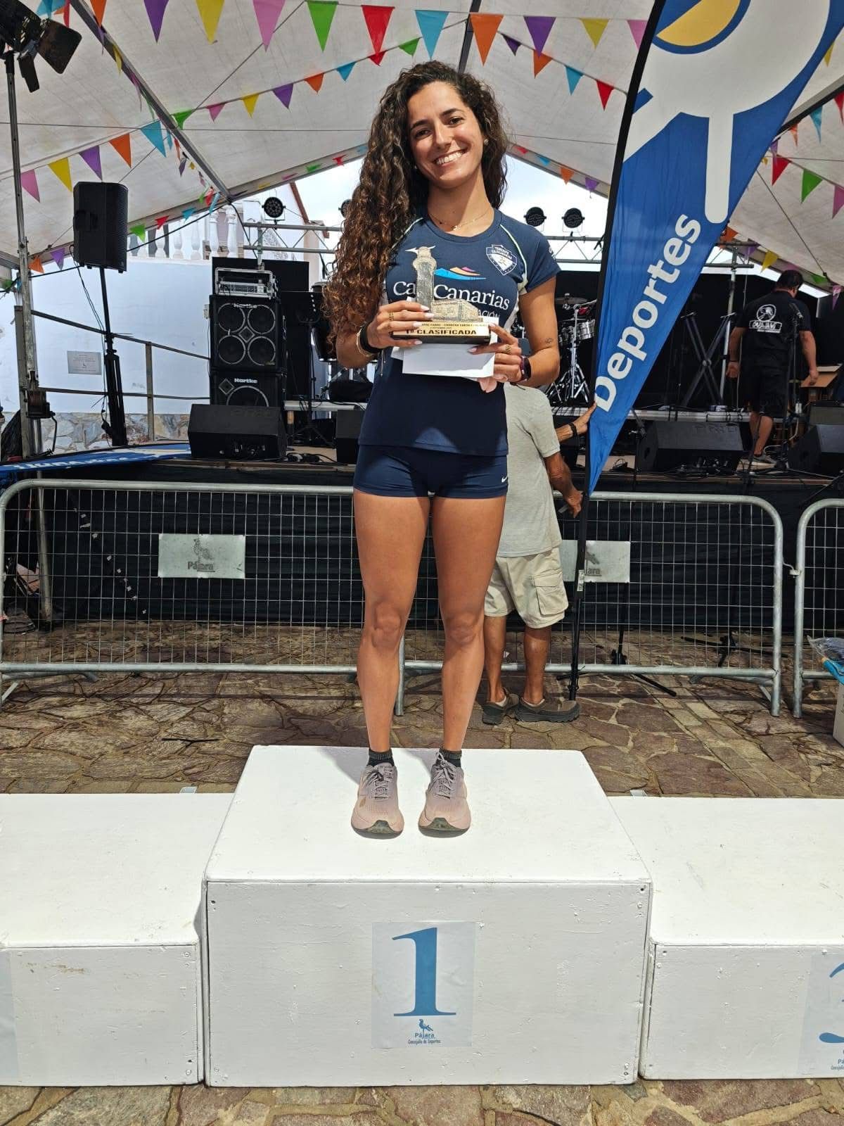Nerea Pérez posando con su trofeo.