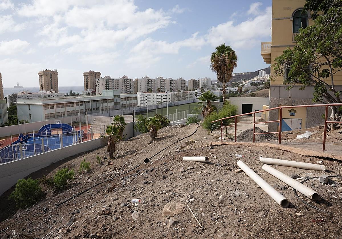 Panorámica del Chano Cruz y la nueva pista deportiva de la Vega de San José.