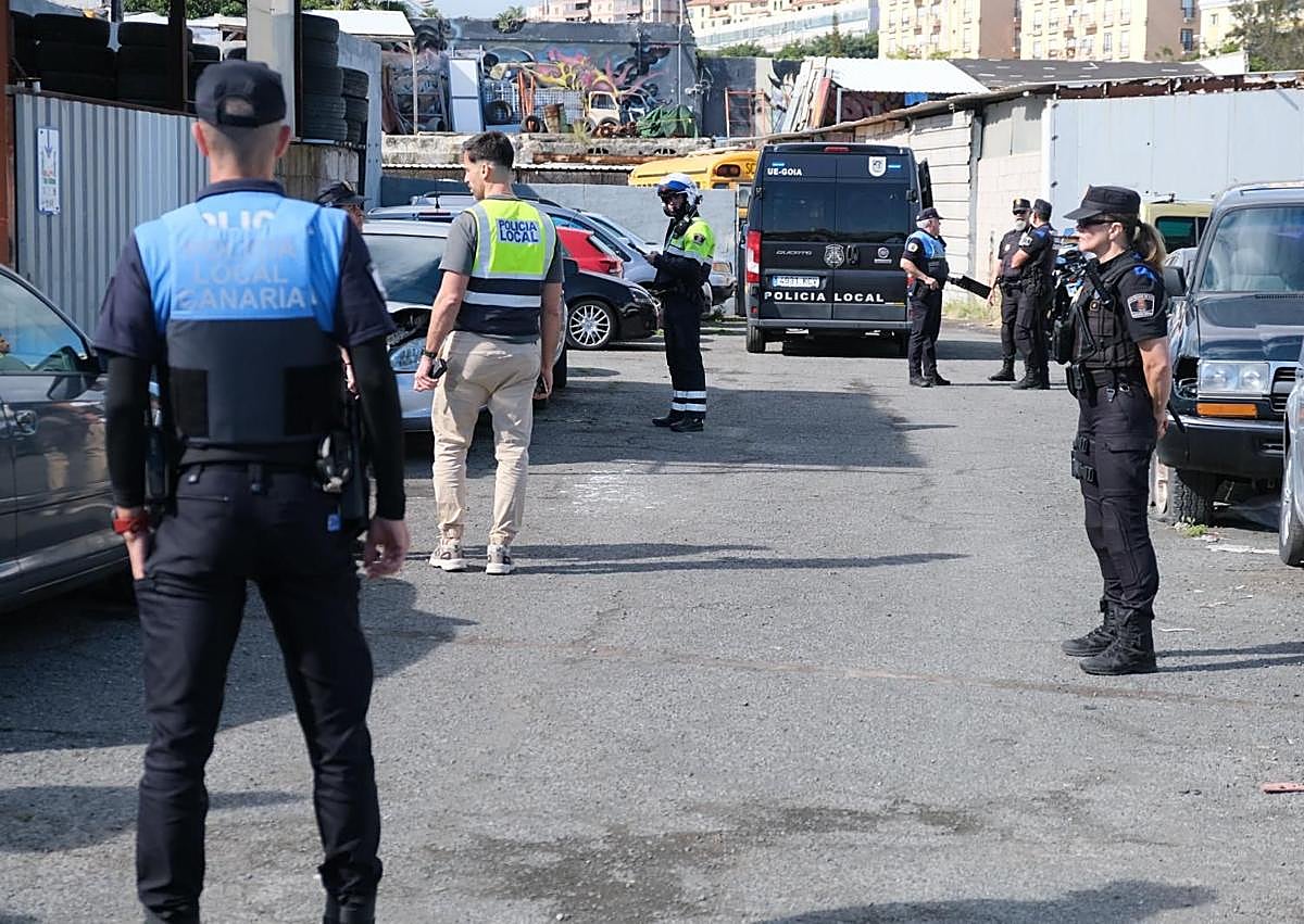 Imagen secundaria 1 - Distintos momentos del operativo realizado por la Policía local.