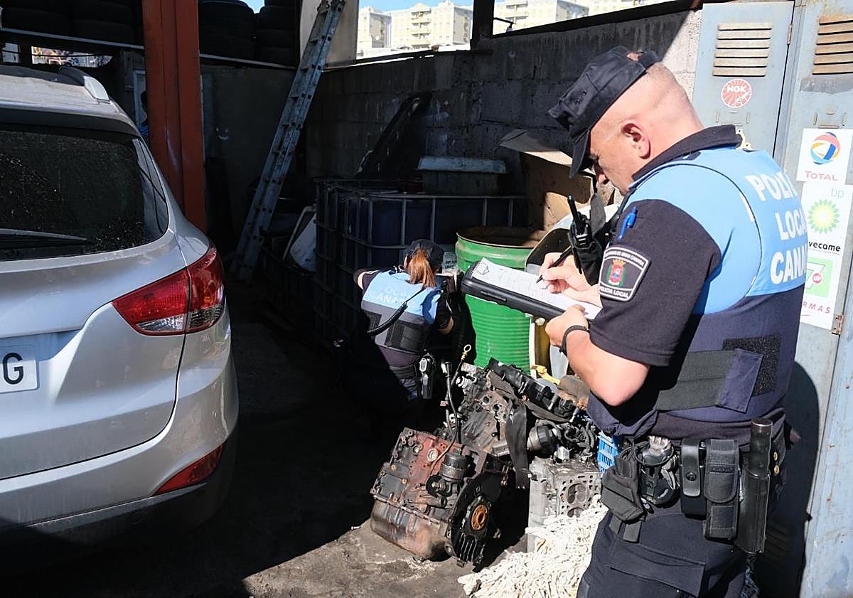 Imagen principal - Distintos momentos del operativo realizado por la Policía local.