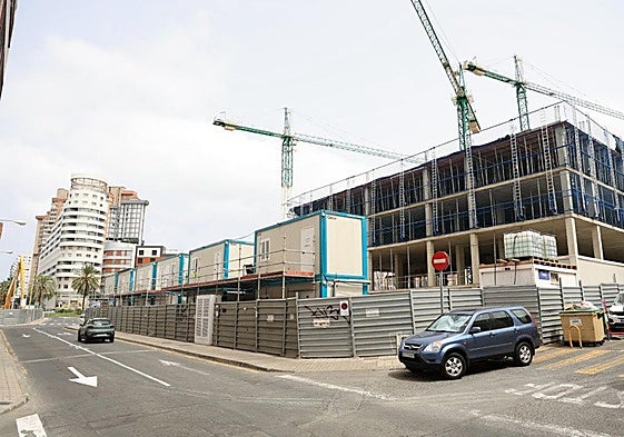 Imagen del edificio que se levanta en plaza de América.