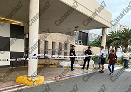 Imagen de agentes de la Policía Nacional junto al cuerpo sin vida encontrado a primera hora de este lunes a las puertas del Hospital Insular en Gran Canaria.
