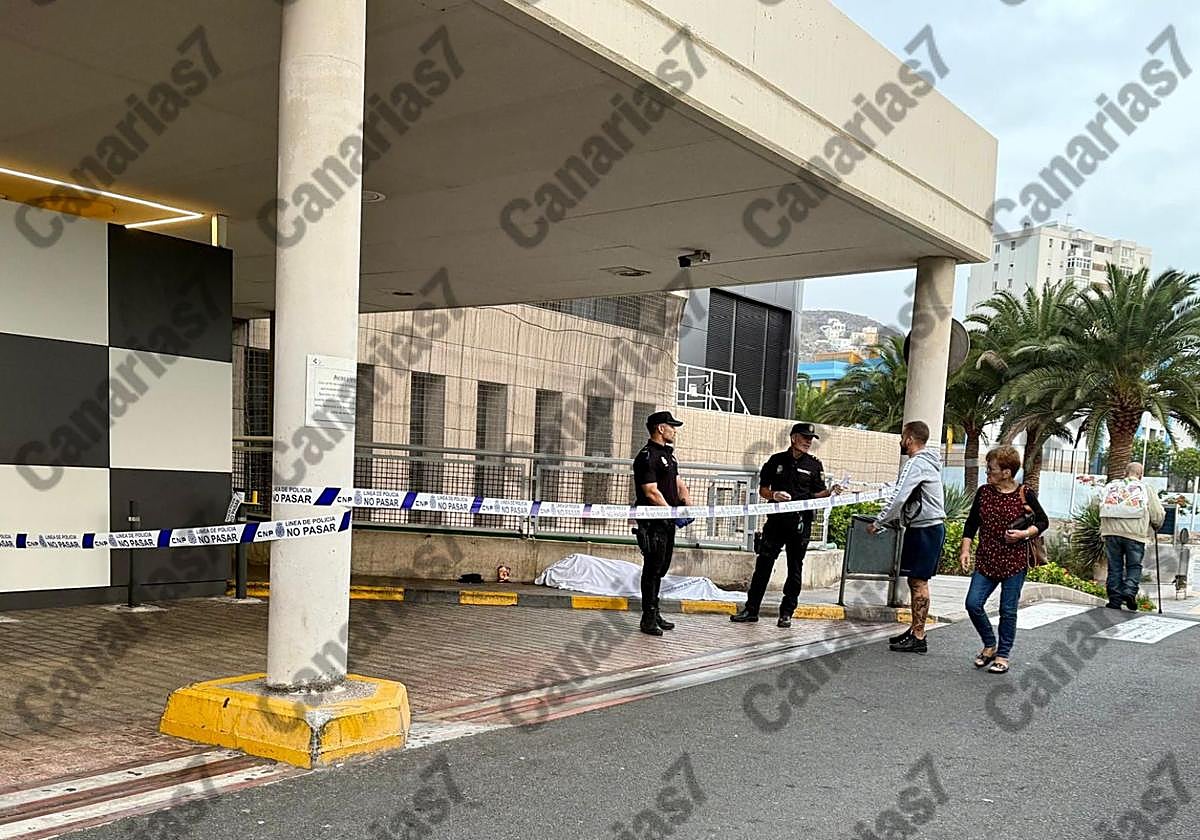 Imagen de agentes de la Policía Nacional junto al cuerpo sin vida encontrado a primera hora de este lunes a las puertas del Hospital Insular en Gran Canaria.