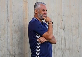 Iván Martín confía en su UD Tamaraceite para codearse con los mejores en la Tercera RFEF, aun con la enorme nómina de aspirantes.