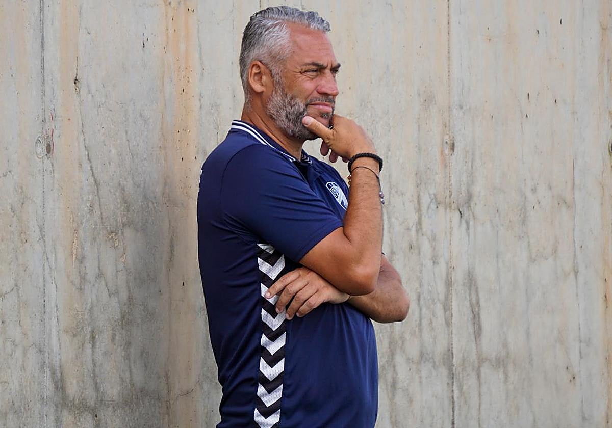 Iván Martín confía en su UD Tamaraceite para codearse con los mejores en la Tercera RFEF, aun con la enorme nómina de aspirantes.