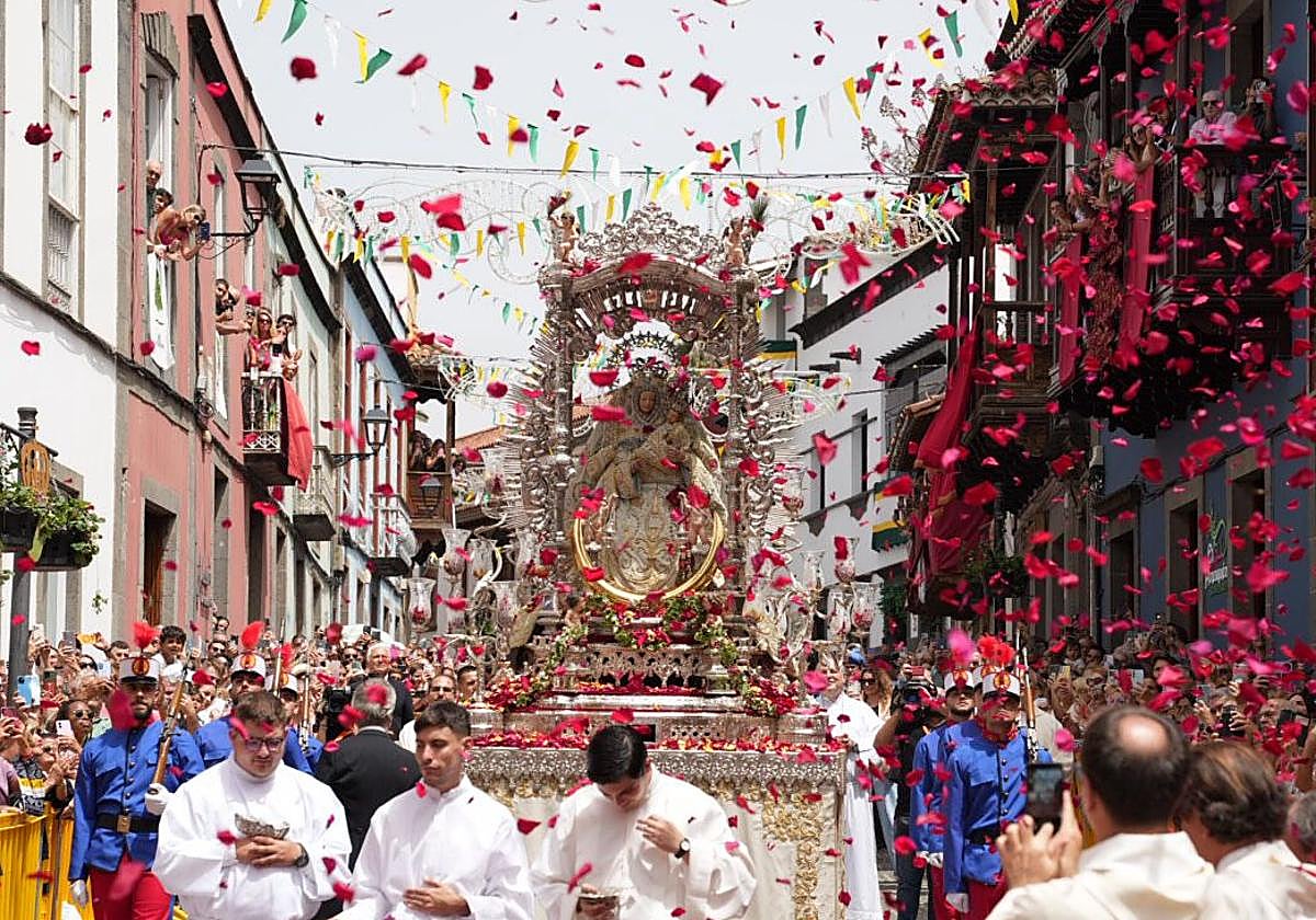 Pétalos, lágrimas y emoción honran a la Virgen del Pino