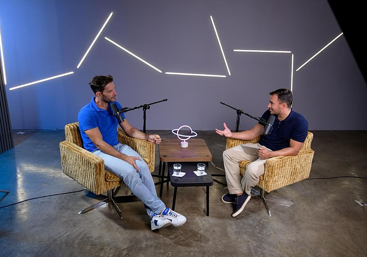 Javier Santaolalla junto al periodista Carlos Torrent.
