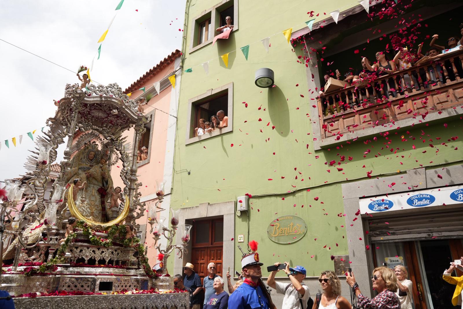 Pétalos, lágrimas y emoción honran a la Virgen del Pino