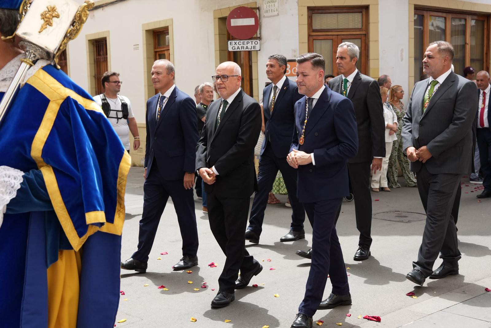 Pétalos, lágrimas y emoción honran a la Virgen del Pino