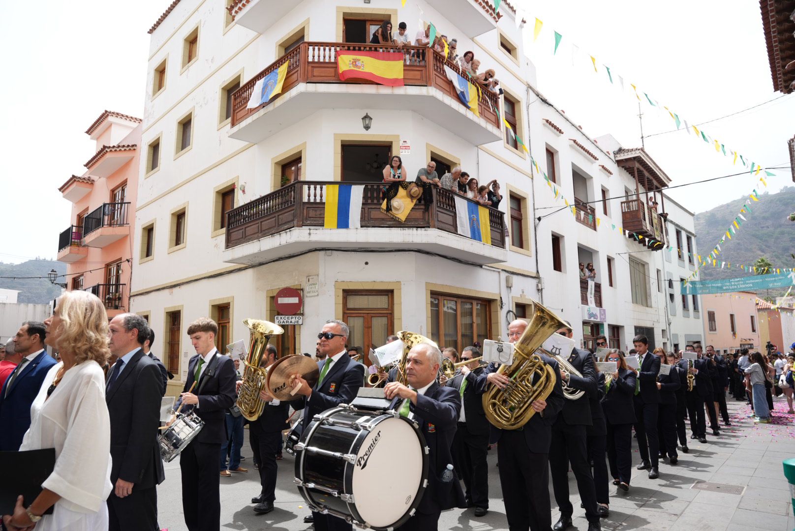 Pétalos, lágrimas y emoción honran a la Virgen del Pino
