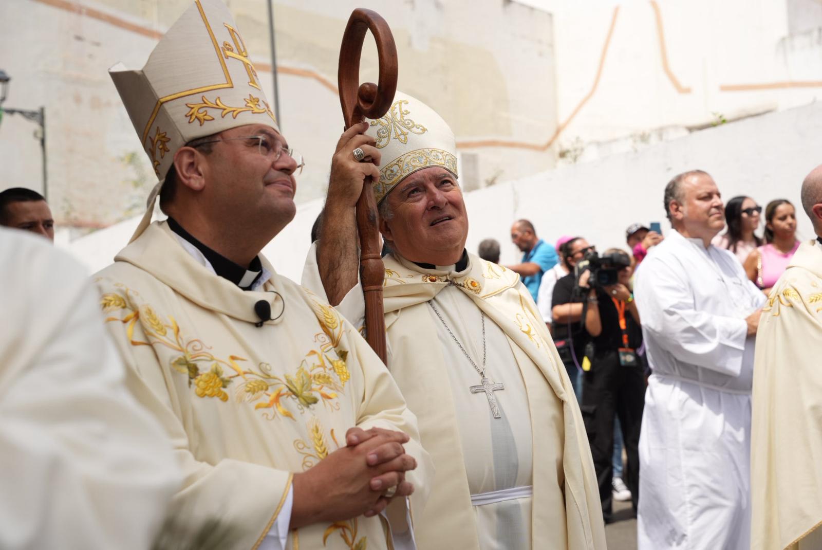 Pétalos, lágrimas y emoción honran a la Virgen del Pino