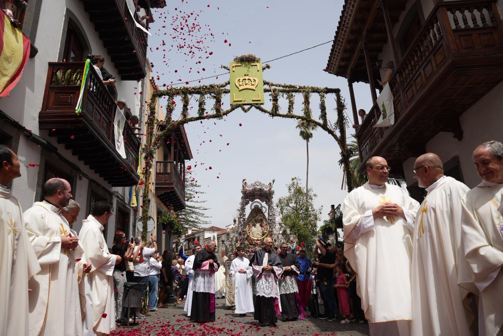 Pétalos, lágrimas y emoción honran a la Virgen del Pino