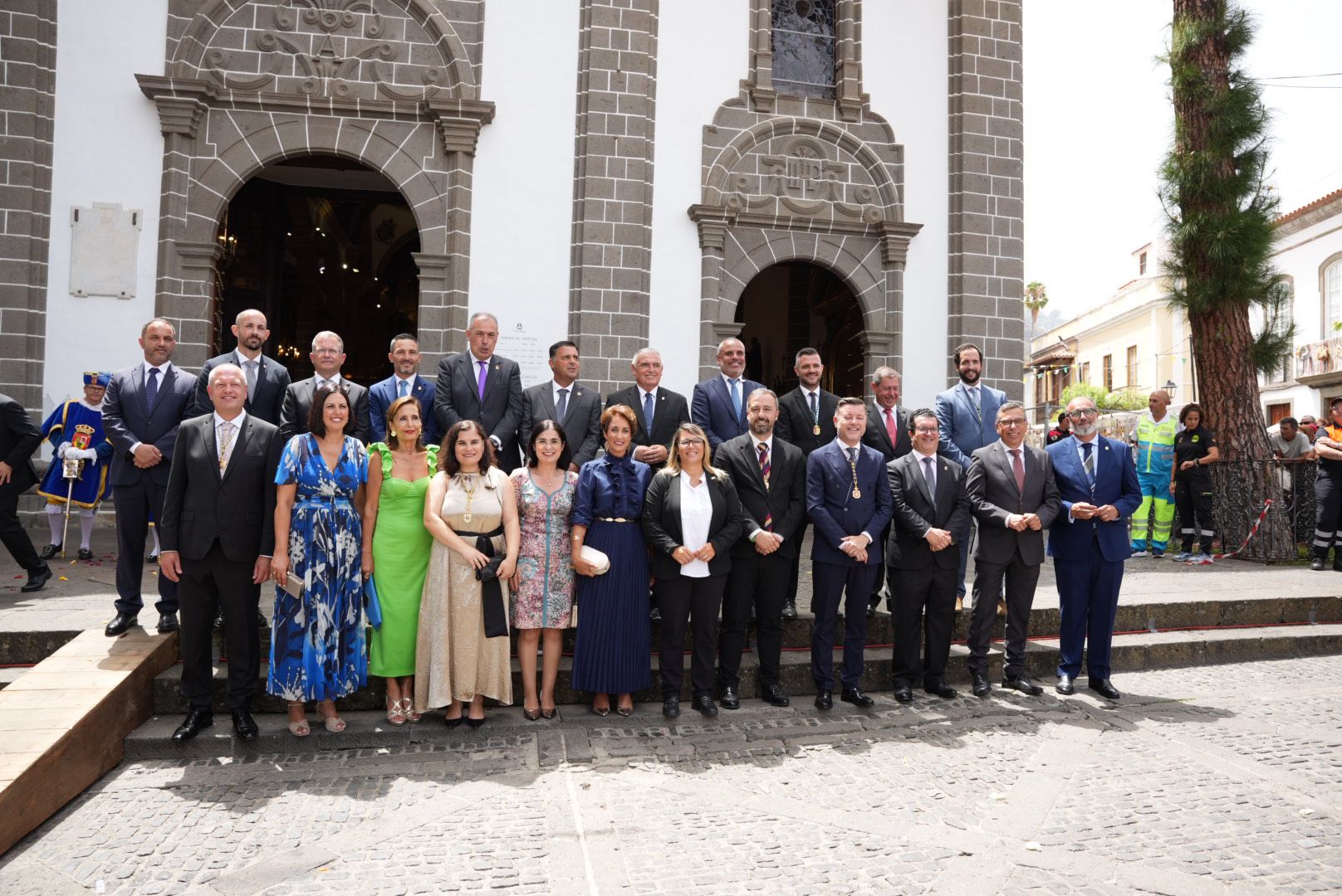 Pétalos, lágrimas y emoción honran a la Virgen del Pino