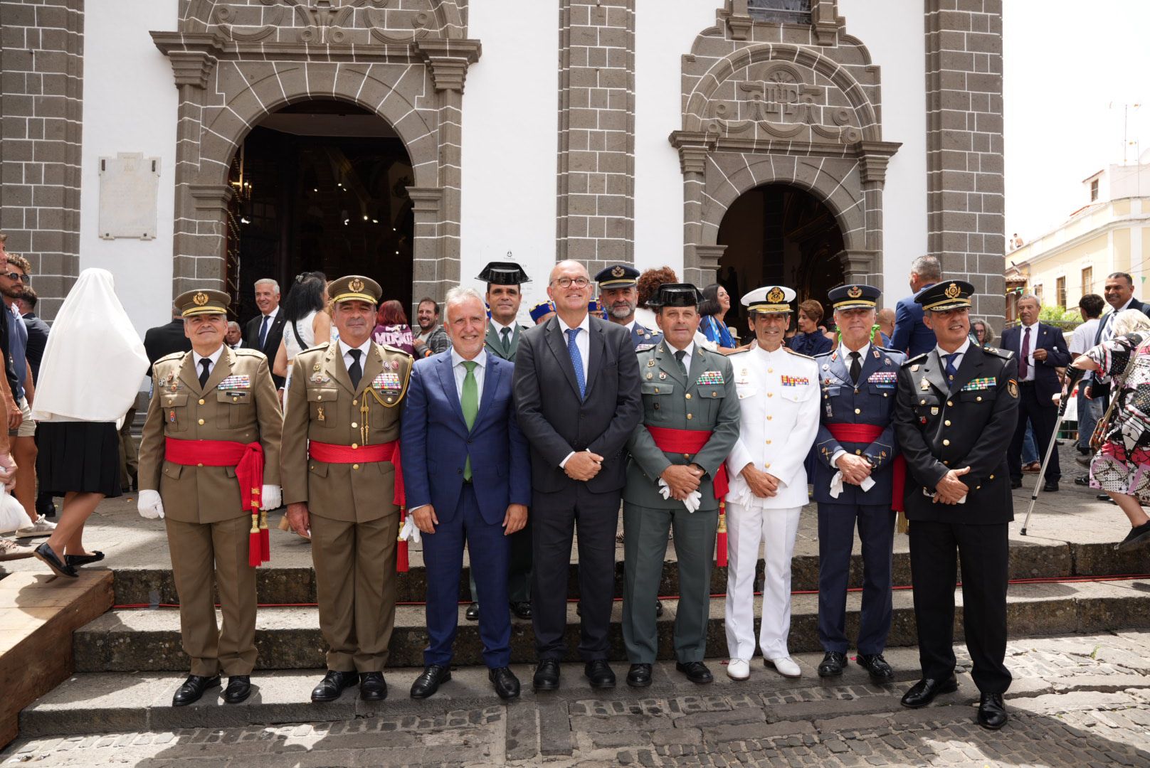 Pétalos, lágrimas y emoción honran a la Virgen del Pino