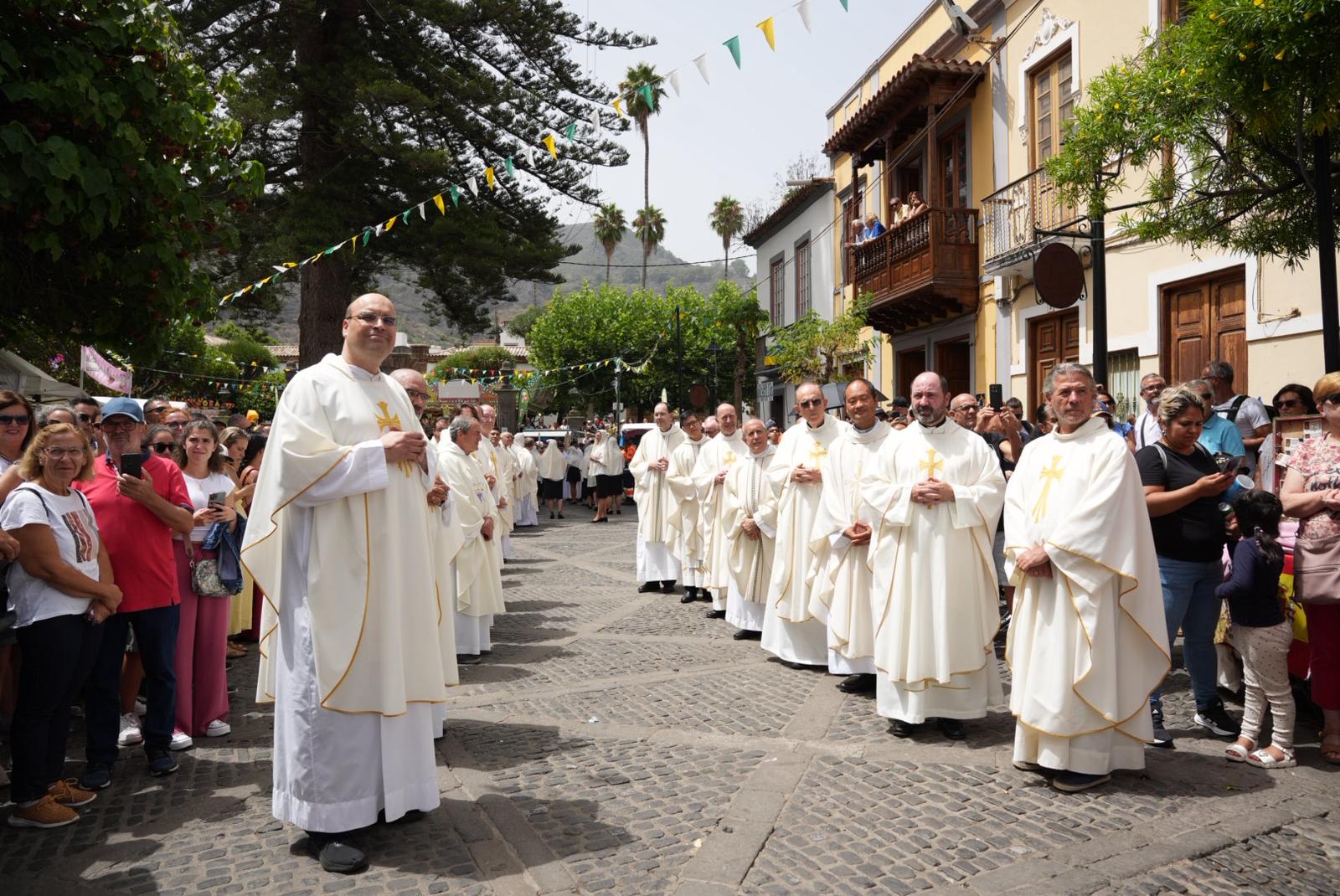 Pétalos, lágrimas y emoción honran a la Virgen del Pino