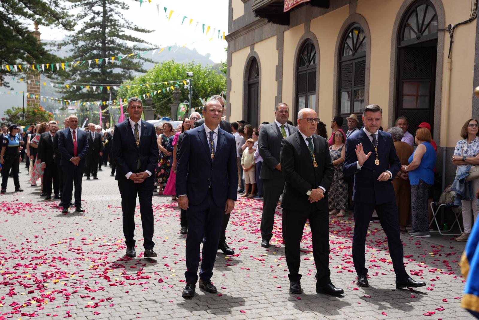 Pétalos, lágrimas y emoción honran a la Virgen del Pino
