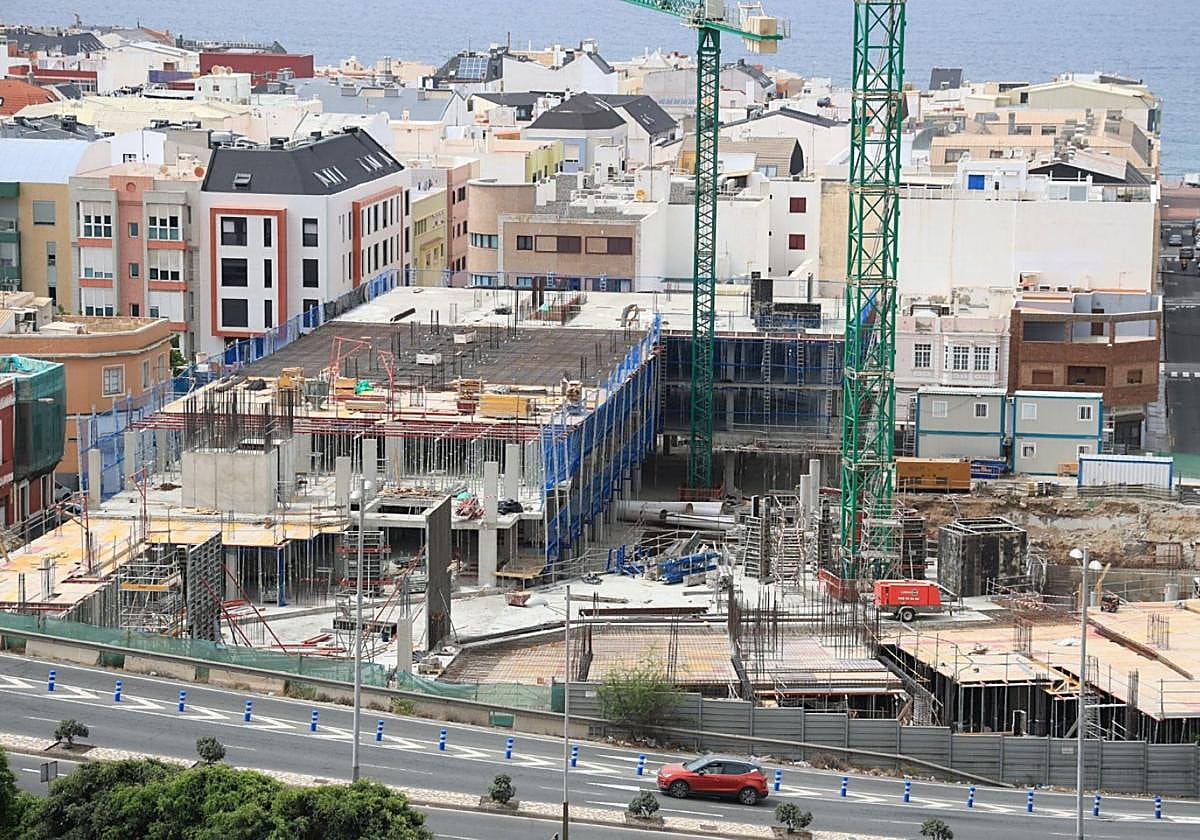 Obra del nuevo edificio residencial en la plaza de América.