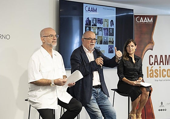 El director del CAAM, Orlando Britto, junto a Ángel Luis Quintana y Wendy Navarro.