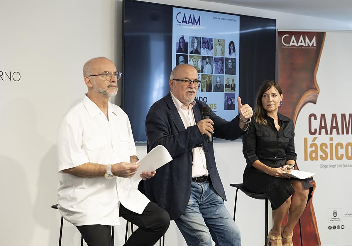 El director del CAAM, Orlando Britto, junto a Ángel Luis Quintana y Wendy Navarro.