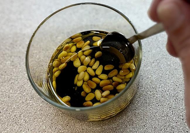 Vertemos el viangre y mezclamos