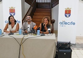 Abigail González, Echedey Eugenio y Rosana, dando detalles de la docuserie.