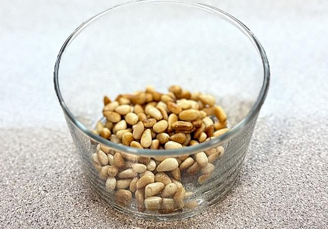 Disponemos los piñones en un vaso