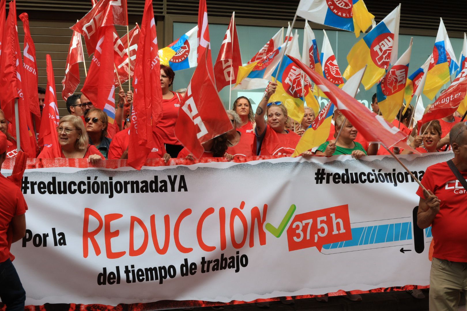 Los sindicatos CCOO y UGT se manifiestan en reclamo de la reducción de la jornada laboral