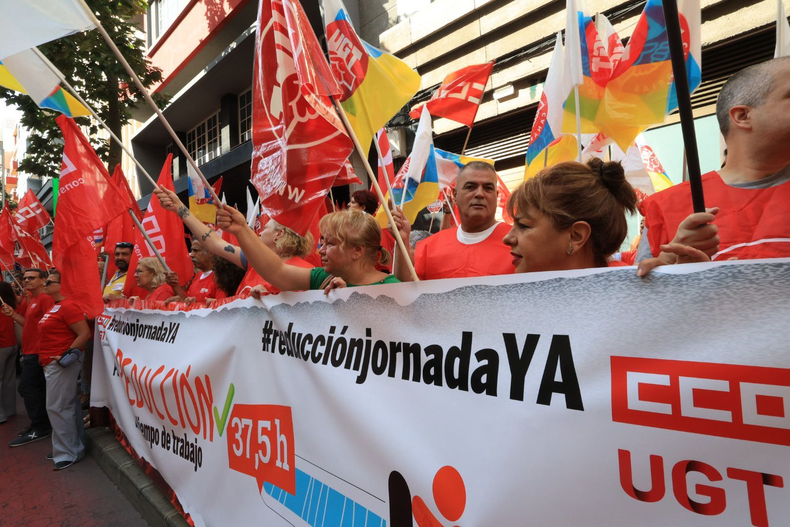 Los sindicatos CCOO y UGT se manifiestan en reclamo de la reducción de la jornada laboral