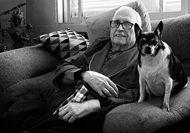 Luis Germán Martel Déniz, con su perro.