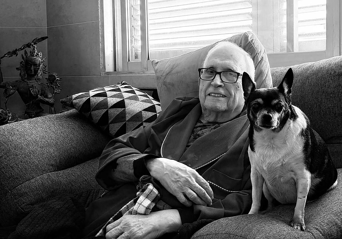 Luis Germán Martel Déniz, con su perro.