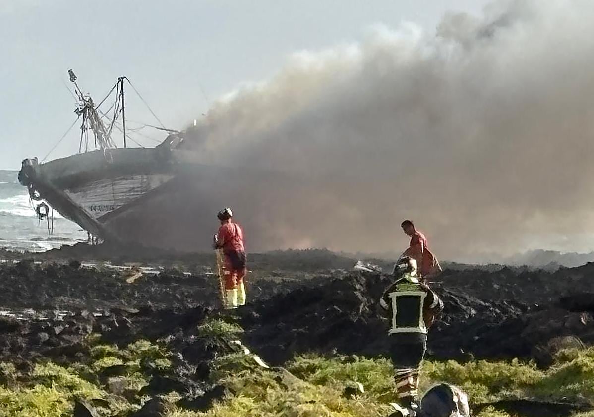 Imagen principal - Se incendia un barco atunero encallado en Órzola
