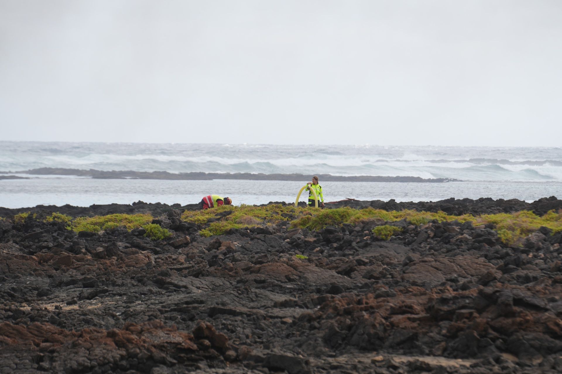 El incendio del barco atunero encallado en Órzola