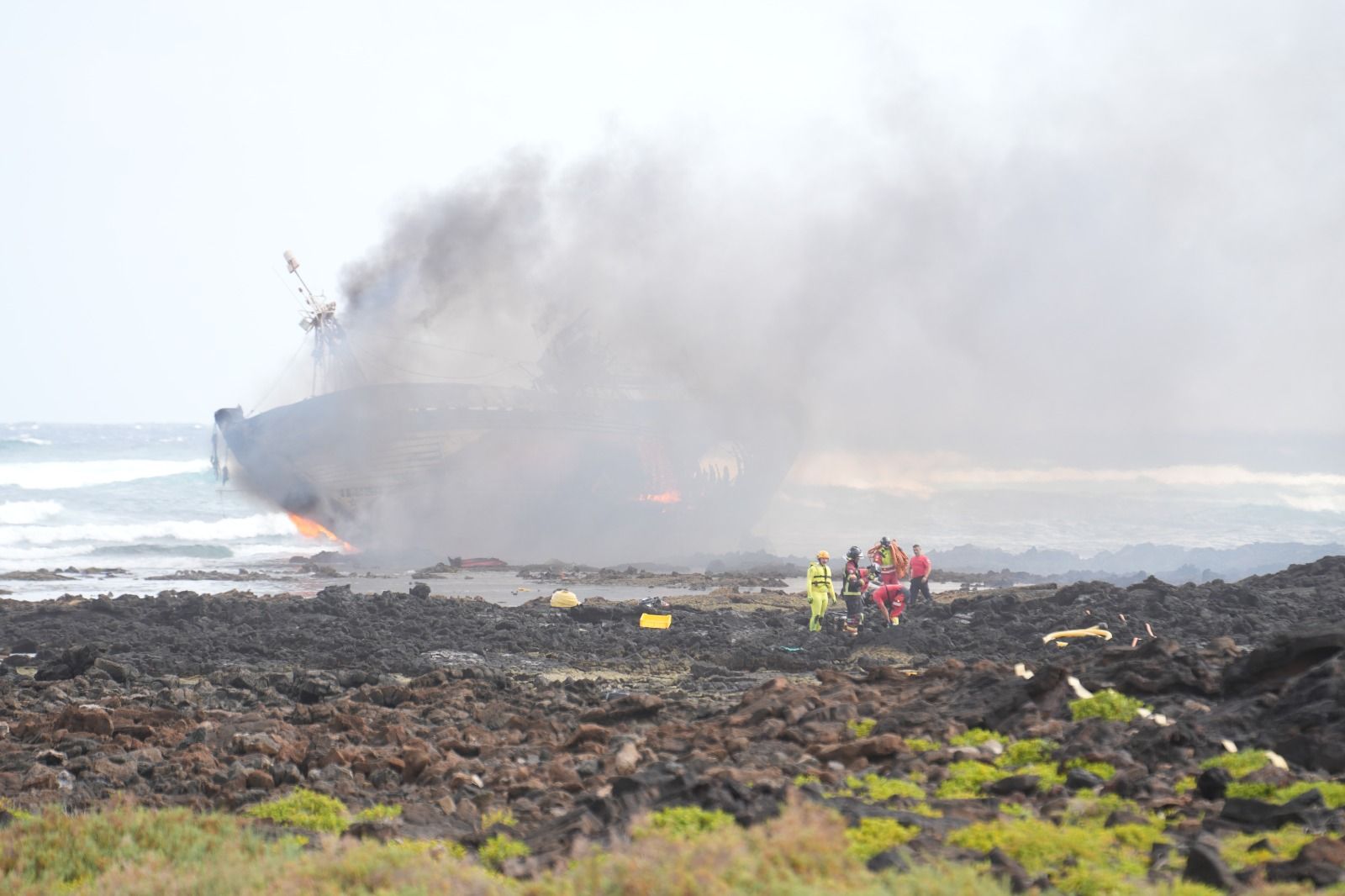 El incendio del barco atunero encallado en Órzola
