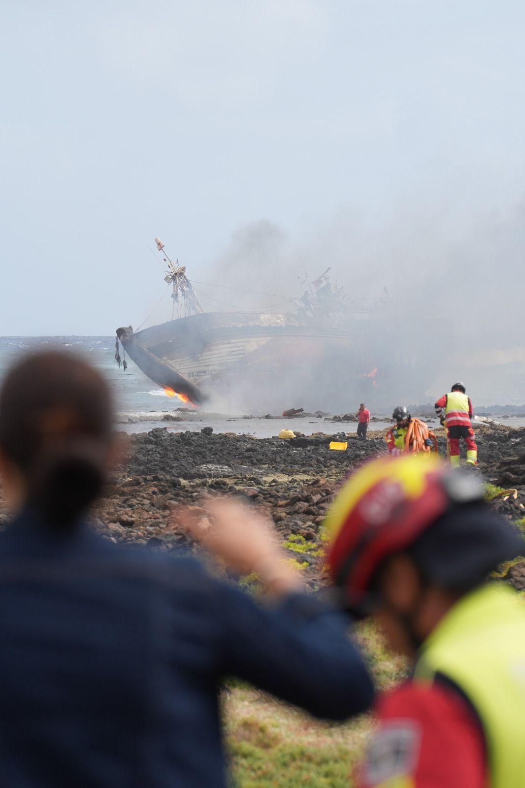 El incendio del barco atunero encallado en Órzola