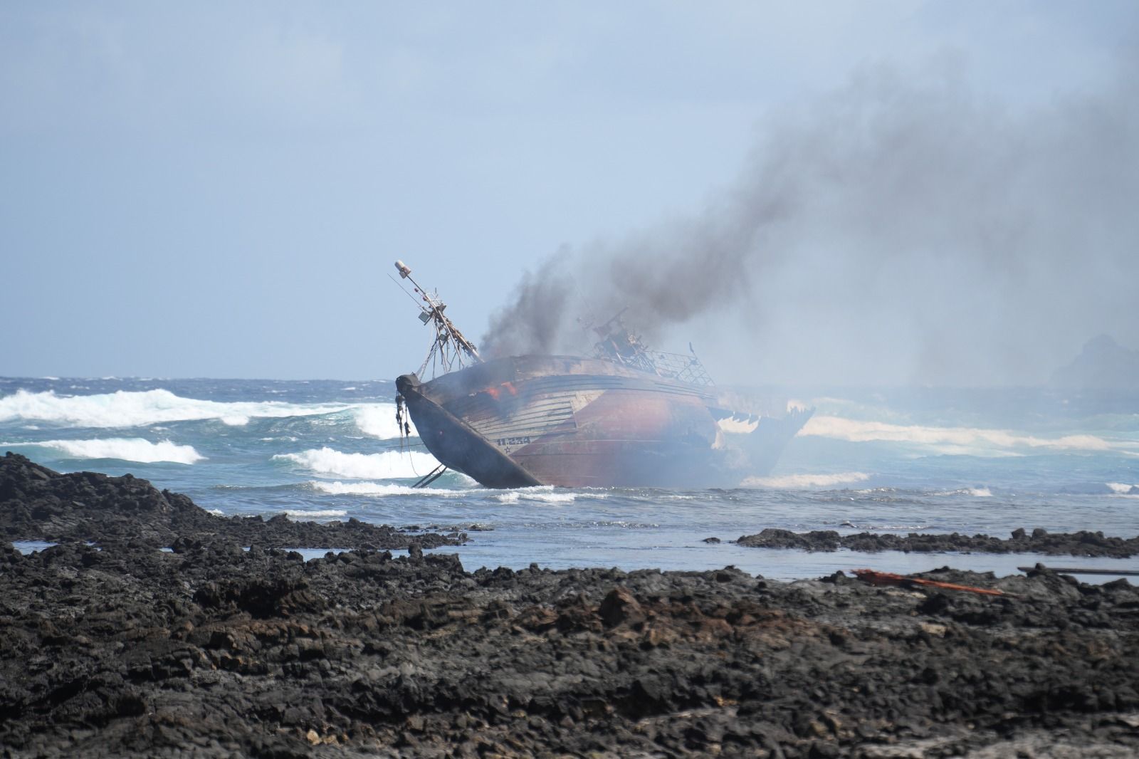 El incendio del barco atunero encallado en Órzola