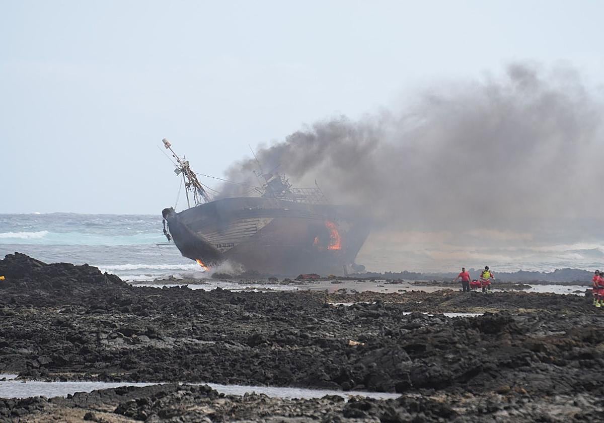 El incendio del barco atunero encallado en Órzola