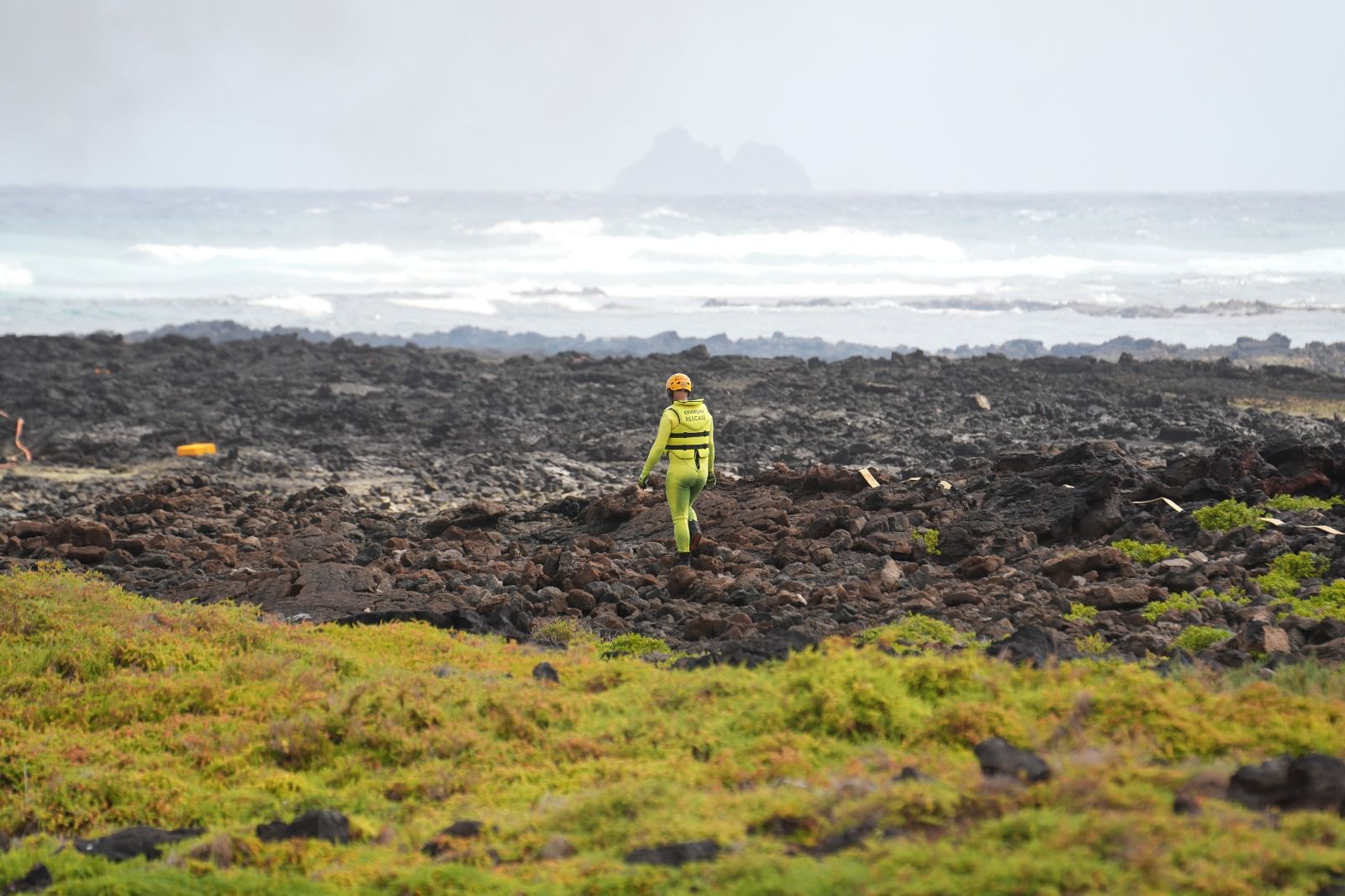 El incendio del barco atunero encallado en Órzola