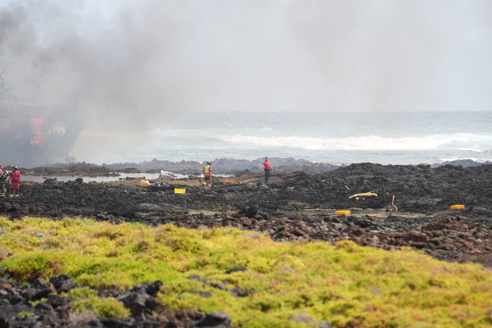 El incendio del barco atunero encallado en Órzola