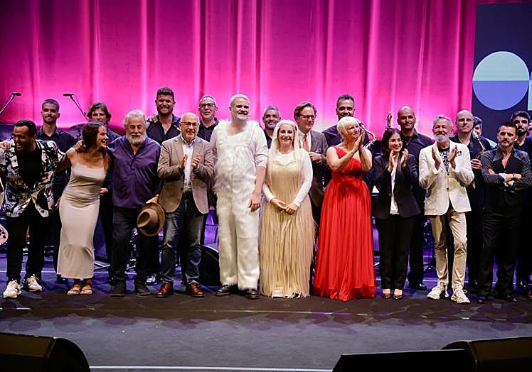 Foto de familia de los participantes en el acto.