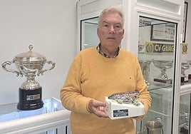 Juan Ruiz, con el motivo artístico recibido en la Ciudad Condal.