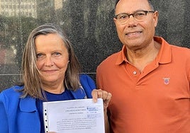 La PALT presentando la petición a la Consejera de Turismo del Gobierno de Canarias.