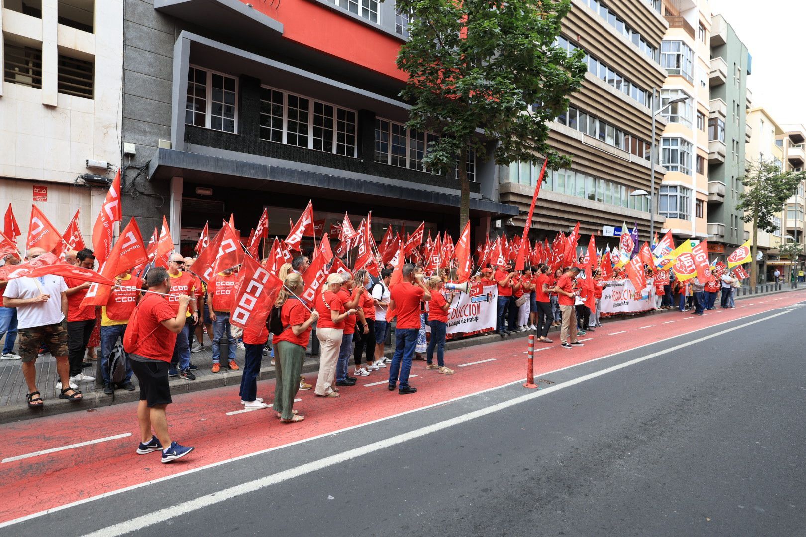 Los sindicatos CCOO y UGT se manifiestan en reclamo de la reducción de la jornada laboral