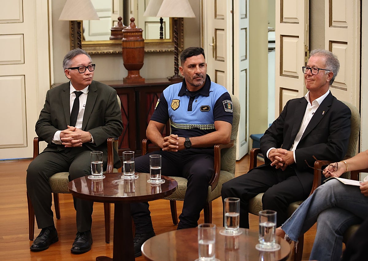 Imagen secundaria 1 - La prevención del suicidio protagoniza la nueva entrega del videopodcast del Parlamento