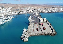 Vista aérea del muelle comercial de Puerto del Rosario.