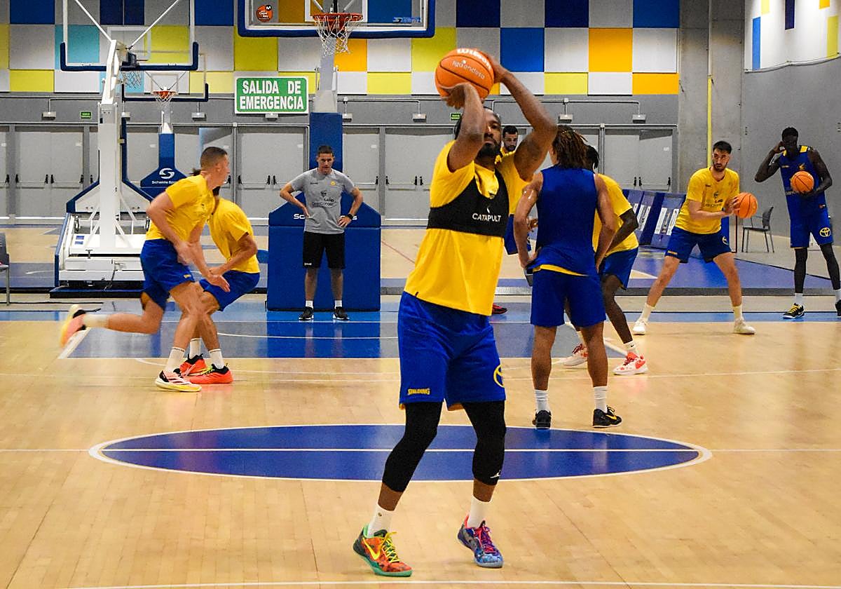 Angola, en mitad de un entrenamiento con el CB Gran Canaria.