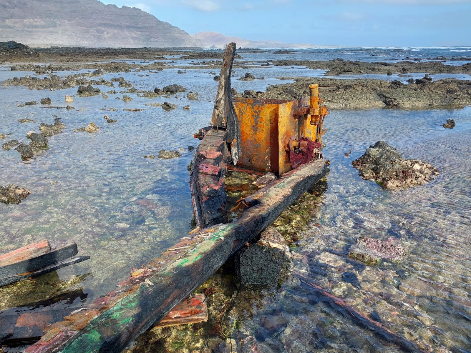 Imagen secundaria 1 - Imágenes de los restos del pesquero encallado.