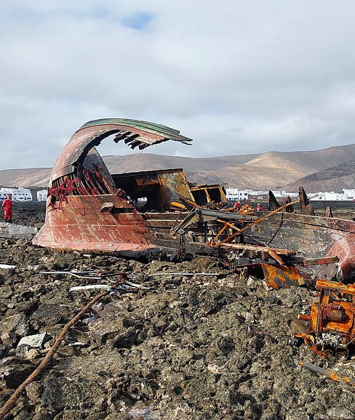 Imagen secundaria 2 - Imágenes de los restos del pesquero encallado.